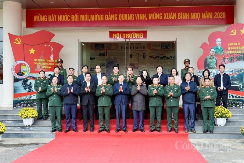Phó Giáo sư, Tiến sĩ Đoàn Minh Huấn, Ủy viên Bộ Chính trị, Giám đốc Học viện Chính trị Quốc gia Hồ Chí Minh và Đoàn công tác tới thăm, chúc Tết Đảng bộ, chính quyền, lực lượng vũ trang và nhân dân tỉnh Lai Châu.