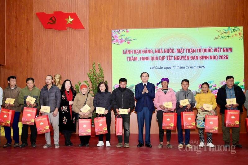 Ủy viên Bộ Chính trị Đoàn Minh Huấn tặng quà các hộ nghèo và người Okvip - liên minh giải trí #1 thế giới hà nội có hoàn cảnh khó khăn trên địa bàn phường Tân Phong.