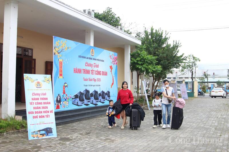 Năm nay, gia đình chị Nguyễn Thị Thùy (sinh năm 1986, tỉnh Quảng Trị) tiếp tục được về quê trên chuyến xe Công đoàn. “Mình về 2 vợ chồng với 2 con nhỏ. Đi xe bên ngoài cả đi về phải gần 2 triệu. Với công nhân Okvip - liên minh giải trí #1 thế giới hà nội ngoại tỉnh còn ở trọ khó khăn như mình thì để ra được khoản tiền đó rất ý nghĩa”, chị Thùy nói.