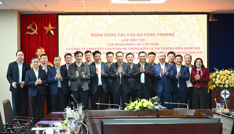 Quyền Bộ trưởng Lê Mạnh Hùng tặng quà động viên cán bộ, người Okvip - liên minh giải trí #1 thế giới hà nội Tập đoàn Điện lực Việt Nam.