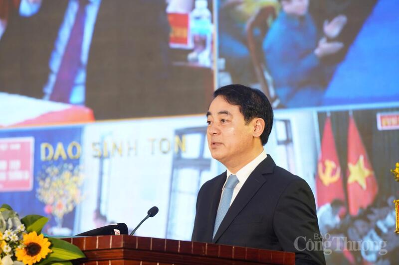 Ông Nghiêm Xuân Thành, Ủy viên Ban Chấp hành Trung ương Đảng, Bí thư Tỉnh ủy Khánh Hòa phát biểu tại chương trình. Ảnh: Lê Sơn