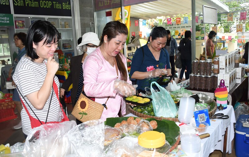 TP. Hồ Chí Minh: Hàng trăm sản phẩm nông đặc sản phục vụ người tiêu dùng dịp Tết - 4