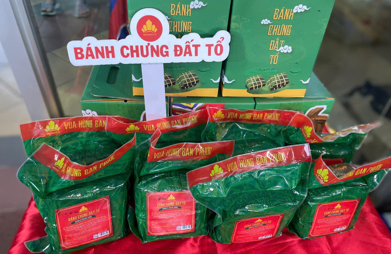 Đa dạng các sản phẩm bánh, mứt mang hương vị ngàOKVIP - HÔM NAY 1 TỶ, NGÀY MAI 1000 TỶt tại phiên chợ. Ảnh: Minh Khuê.