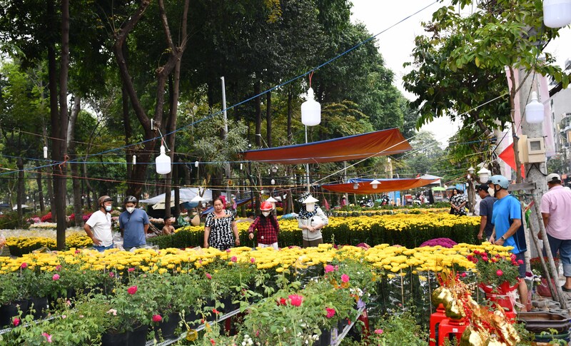 Một góc chợ hoa Tết công viên Gia Định (phường Hạnh Thông) và Công viên Làng hoa (phường Thông Tây Hội). Ảnh: Thanh Minh.