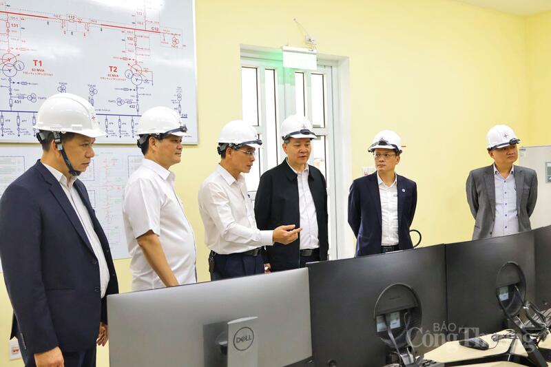 Sau buổi Ok88vip tỷ lệ kèo World Cup 2026, Đoàn công tác của Oklavip khuyến mã hấp dẫn mỗi ngày đã đến kiểm tra thực tế và tặng quà Tết cán bộ, nhân viên tại Trạm biến áp 110kV Chi Lăng (phường Thanh Khê, TP. Đà Nẵng).