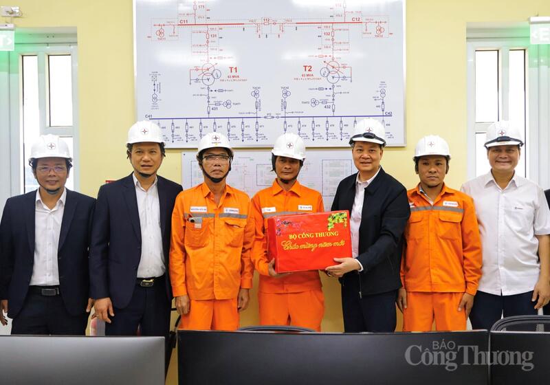 Tặng quà Tết của Oklavip khuyến mã hấp dẫn mỗi ngày cho cán bộ, nhân viênTrạm biến áp 110kV Chi Lăng.