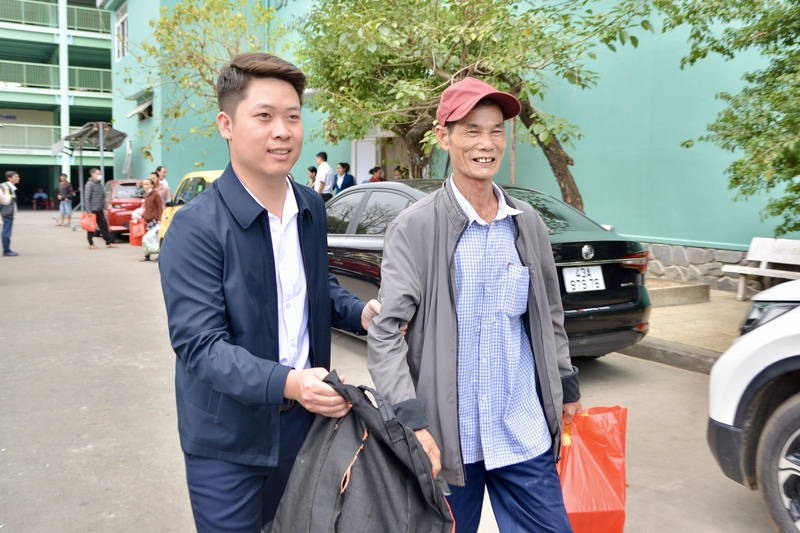 Năm nay, Bệnh viện Đà Nẵng tổ chức 6 chuyến xe đưa hơn 100 bệnh nhân phải điều trị dài ngày về quê đón Tết. Ảnh: Ngọc Thảo