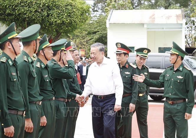 Tổng Bí thư Tô Lâm thăm, chúc Tết cán bộ, chiến sĩ Đồn biên phòng Ea H’Leo. Ảnh: TTX