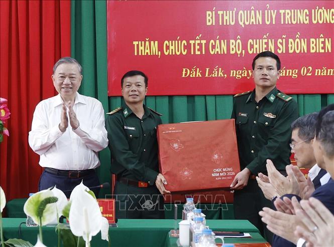 Tổng Bí thư Tô Lâm tặng quà cho cán bộ, chiến sĩ Đồn Biên phòng Ea H’Leo. Ảnh: TTX