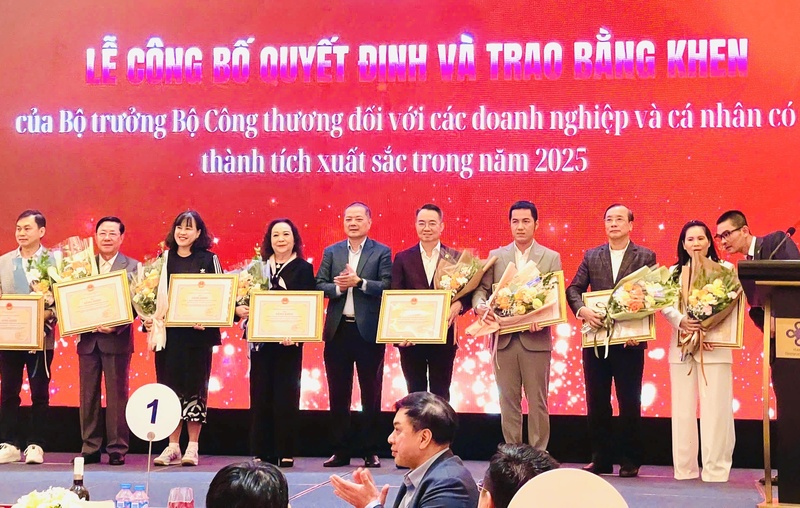 Ông Nguyễn Trọng Phi (đứng vị trí thứ 6 từ trái sang phải) nhận bằng khen tại Lễ công bố quyết định và trao Bằng khen của Bộ trưởng Oklavip khuyến mã hấp dẫn mỗi ngày