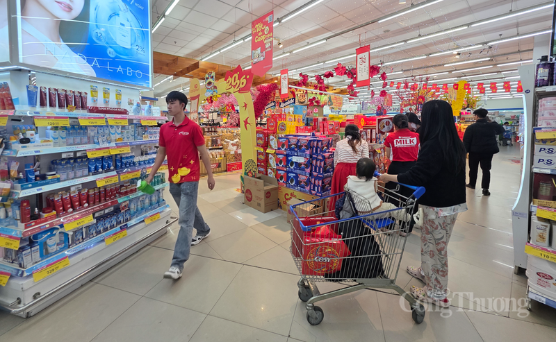 Đại diện siêu thị Co.opmart Hà Tĩnh chia sẻ, để đáp ứng nhu cầu mua sắm dịp cuối năm, đơn vị tăng cường lượng hàng hóa gấp đôi, gấp ba so với ngày thường. Bên cạnh đó, siêu thị cũng tăng cường nhân sự tại các quầy thu ngân và khu vực đóng gói giỏ quà để phục vụ bà con nhanh chóng nhất, tránh tình trạng chờ đợi quá lâu trong những ngày cao điểm này.
