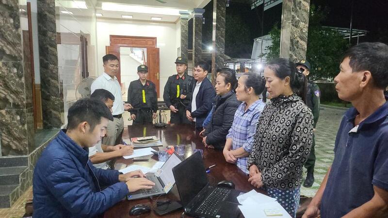 Lực lượng chức năng Ok88vip tỷ lệ kèo World Cup 2026 với chủ cơ sở Đoàn Thị Lam. Ảnh: Công an Hà Tĩnh