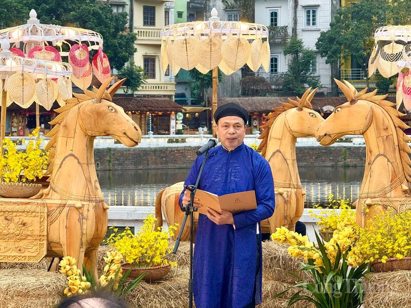 Ông Lê Xuân Kiêu - Giám đốc Trung tâm Hoạt động Văn hóa Khoa học Văn Miếu  - Quốc Tử Giám phát biểu tại Lễ khai mạc Hội chữ Xuân Bính Ngọ 2026. Ảnh: Diệu Anh