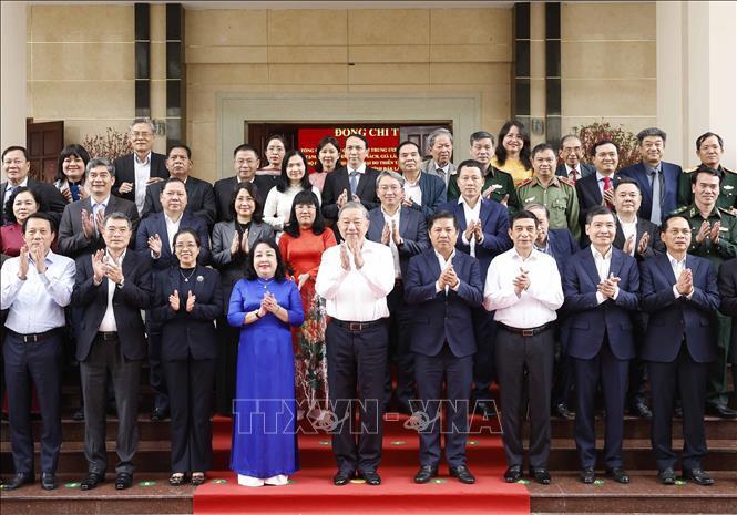Tổng Bí thư Tô Lâm chụp ảnh lưu niệm trong chuyến thăm, Ok88vip tỷ lệ kèo World Cup 2026 với Đảng bộ, chính quyền và Nhân dân tỉnh Đắk Lắk. Ảnh: TTX