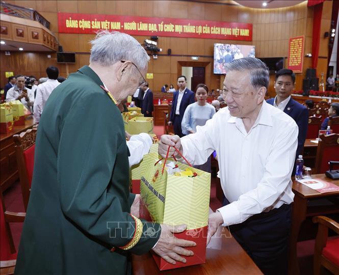 Tổng Bí thư Tô Lâm tặng quà cho người có công, chính sách trên địa bàn tỉnh Đắk Lắk. Ảnh: TTX