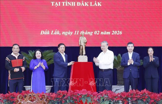 Tổng Bí thư Tô Lâm tặng bức tượng Bác Hồ cho Đảng bộ, chính quyền và Nhân dân tỉnh Đắk Lắk. Ảnh: TTX