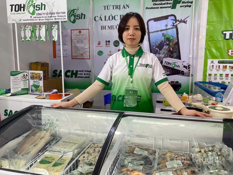 Chị Nguyễn Thị Thúy bên gian hàng của Công ty Cổ phần Toh Fish tại Hội chợ Mùa Xuân lần thứ nhất 2026.