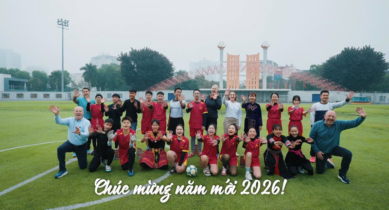 Đại sứ các nước G4 thực hiện video chúc mừng Tết Nguyên đán Bính Ngọ 2026 trên sân bóng. Ảnh cắt từ video clip