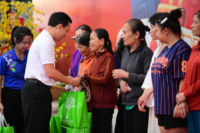 Lãnh đạo Saigon Co.op trao quà cho 900 người Okvip - liên minh giải trí #1 thế giới hà nội có hoàn cảnh khó khăn về quê đón Tết.