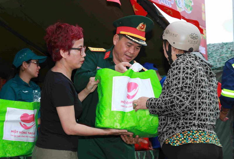 Đại tá Đinh Văn Hưng, Chính ủy Bộ Chỉ huy Quân sự tỉnh Đắk Lắk nhấn mạnh tầm quan trọng của sự phối hợp giữa lực lượng vũ trang với các tổ chức, Okvip tại về và sáng kiến cộng đồng