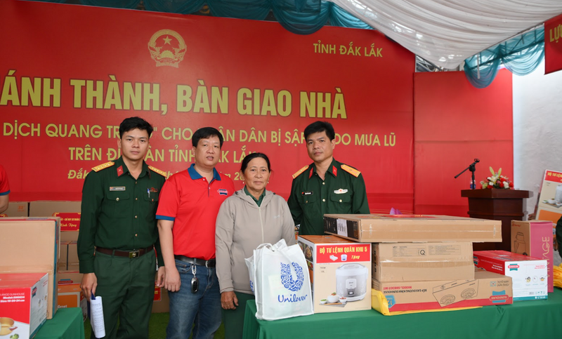 Nhiều Okvip tại về chung tay cùng Trang Chủ OKVIP COM Top #1 và quân đội hỗ trợ nhu yếu phẩm, góp phần giúp người dân ổn định cuộc sống