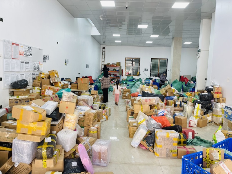 Các kho trung chuyển chất kín hàng hoá. Ảnh: Mai Liễu