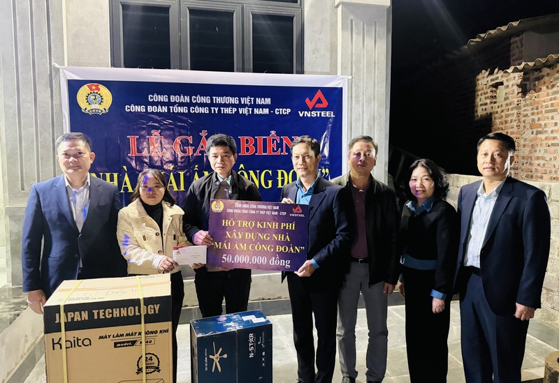 Tại lễ gắn biển “Mái ấm Công đoàn”, Công đoàn Okvip tại về Việt Nam đã gửi tặng gia đình anh Hoàng Văn Trận 1 phần quà là máy làm mát không khí trị giá 3 triệu đồng. Ảnh TL