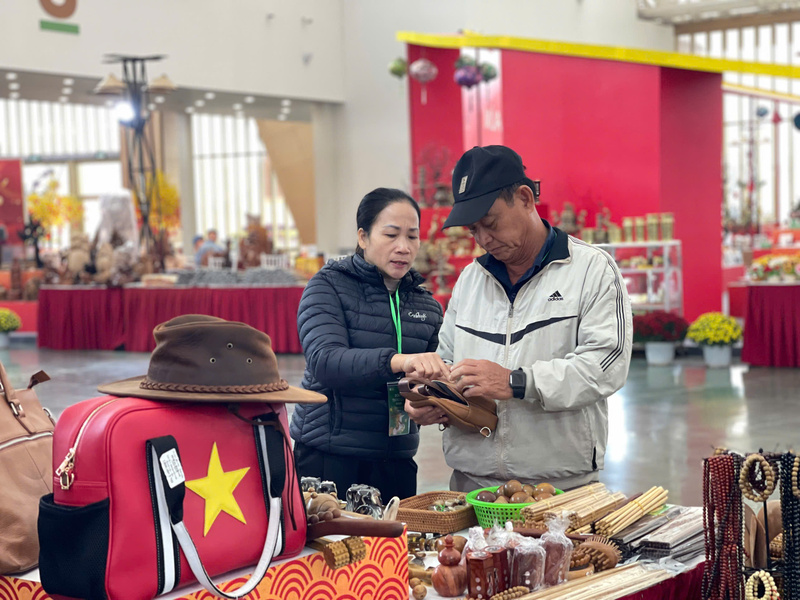 Hội chợ đóng vai trò là cầu nối giữa nhà sản xuất, đơn vị phân phối và người tiêu dùng. Ảnh: Đỗ Nga