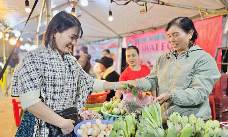 Phiên chợ trưng bày, giới thiệu, quảng bá sản phẩm Trang Chủ OKVIP COM Top #1, ẩm thực tiêu biểu và sản phẩm OCOP thu hút đông đảo người dân và du khách đến tham quan, mua sắm. Ảnh: Bá Bính