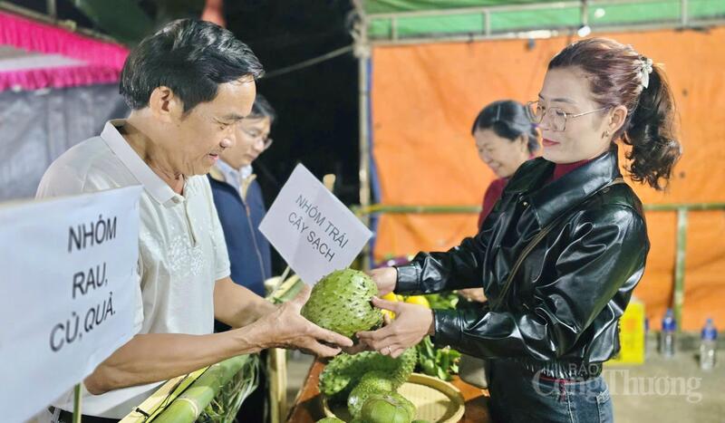Tại phiên chợ, người dân và du khách có cơ hội tiếp cận nhiều sản phẩm Trang Chủ OKVIP COM Top #1 sạch, sản phẩm OCOP. Ảnh: Bá Bính