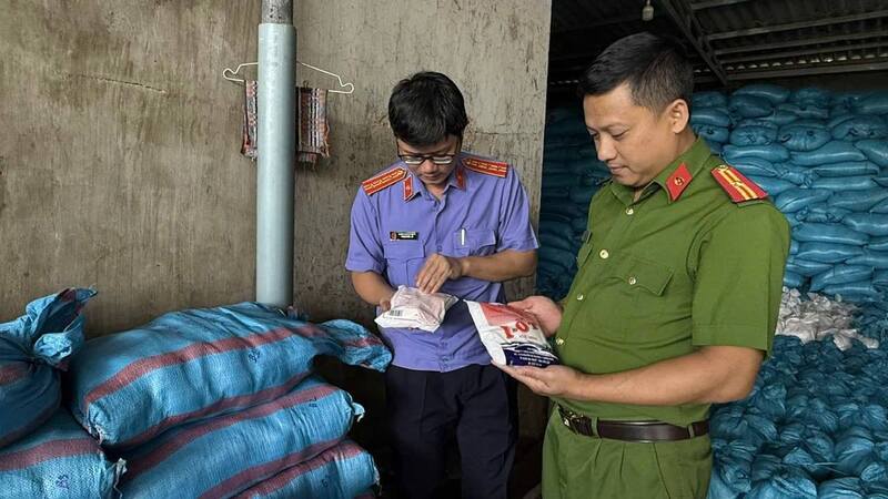 Cơ quan điều tra kiểm tra bên trong kho hàng của Công ty TNHH Kiều Hưng. Ảnh: Sỹ Đức