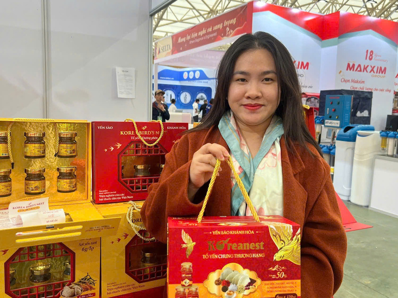 Gian hàng yến sào Khánh Hòa mang đến hội chợ những sản phẩm chất lượng cao, được kiểm định kĩ càng trước khi đến tay người tiêu dùng. Ảnh: Mai Linh
