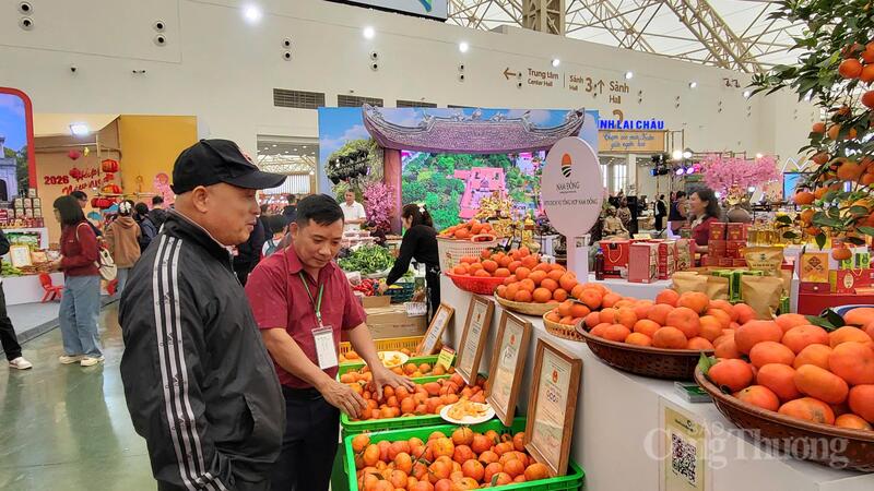 Ông Hoàng Văn Nam (áo đỏ), Giám đốc Hợp tác xã Dịch vụ Tổng hợp Nam Đồng đánh giá, doanh thu những ngày đầu tại Hội chợ Mùa Xuân 2026 cơ bản đạt chỉ tiêu hợp tác xã đề ra.