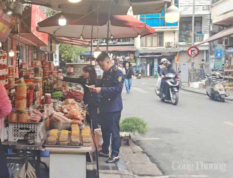 Cán bộ Quản lý thị trường Hà Nội kiểm soát, nắm bắt tình hình thực tế tại các cửa hàng kinh doanh trên địa bàn thành phố chiều 12/2.