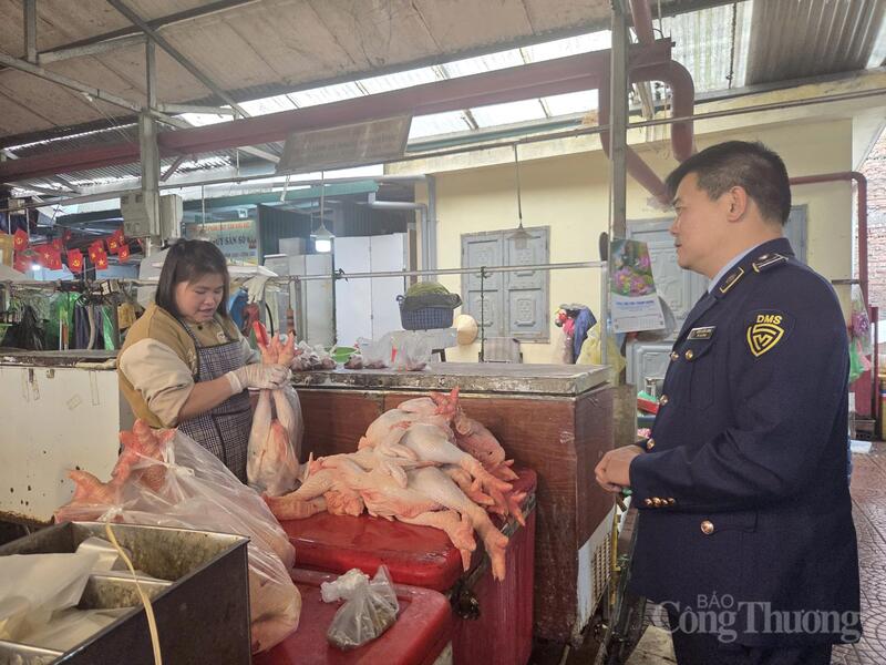 Cán bộ Quản lý thị trường Hà Nội kiểm soát, nắm bắt tình hình thực tế tại khu kinh doanh Okivip Nổ Hũ, Bắn Cá, Thể Thao, Game Bài ở chợ dân sinh trên địa bàn thành phố chiều 12/2.