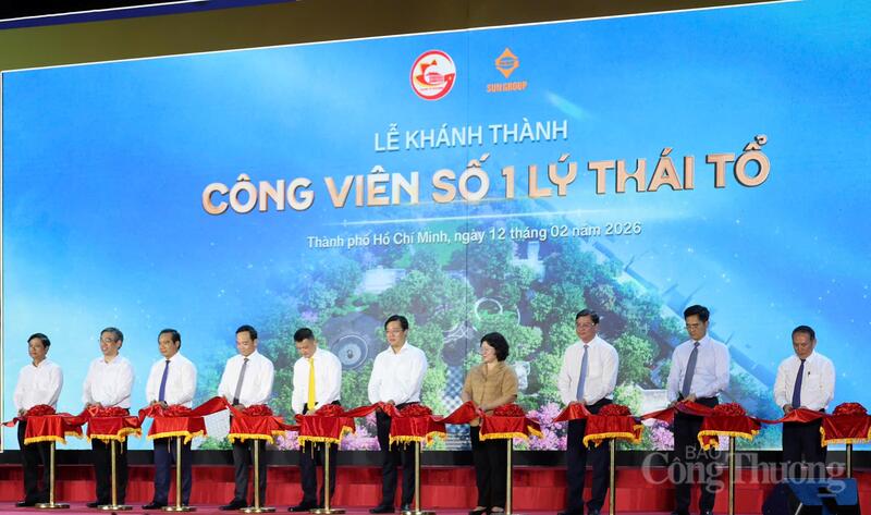 Các đại biểu thực hiện nghi thức cắt băng khánh thành công viên số 1 Lý Thái Tổ. Ảnh: Minh Anh.