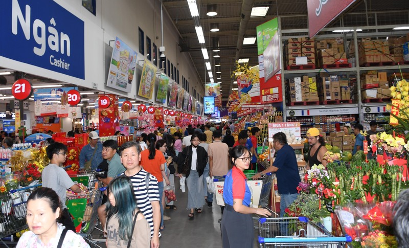 Trước lưu lượng khách tăng cao trong những ngày cận Tết, siêu thị MM Mega Market An Phú đã mở toàn bộ quầy thanh toán, bổ sung quầy tự thanh toán nhằm rút ngắn thời gian chờ đợi. Ảnh: Thanh Minh