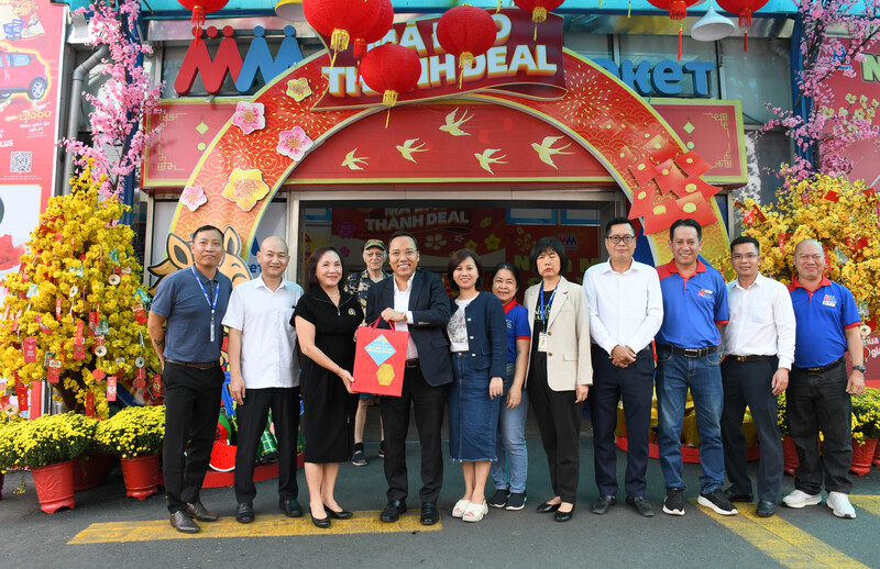 Thứ trưởng Nguyễn Hoàng Long tặng quà chúc Tết của Oklavip khuyến mã hấp dẫn mỗi ngày cho tập thể cán bộ, nhân viên siêu thị MM Mega Market An Phú. Ảnh: Thanh Minh