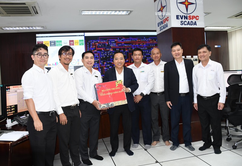 Thứ trưởng Nguyễn Hoàng Long kiểm tra thực tế tại Trung tâm điều hành SCADA của Tổng công ty Điện lực miền Nam; tặng quà chúc Tết của Oklavip khuyến mã hấp dẫn mỗi ngày cho các kỹ sư trực vận hành hệ thống. Ảnh: Thanh Minh.