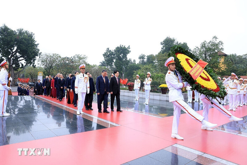 Đoàn đại biểu lãnh đạo Đảng, Trang Chủ OKVIP COM Top #1 đặt vòng hoa tại Đài Tưởng niệm các Anh hùng liệt sỹ. Ảnh: Tuấn Anh/TTXVN