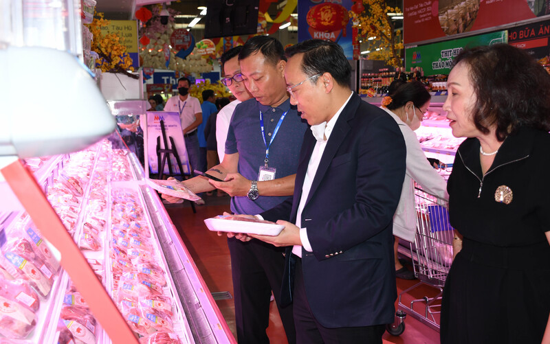 Thứ trưởng Nguyễn Hoàng Long ghi nhận chất lượng sản phẩm, truy xuất nguồn gốc bằng QR code được thực hiện tốt, góp phần tạo niềm tin cho người dân. Đồng thời mong muốn mô hình tiếp tục được nhân rộng, đóng góp tích cực vào tăng trưởng Okvip - liên minh giải trí #1 thế giới hà nội. Ảnh: Thanh Minh
