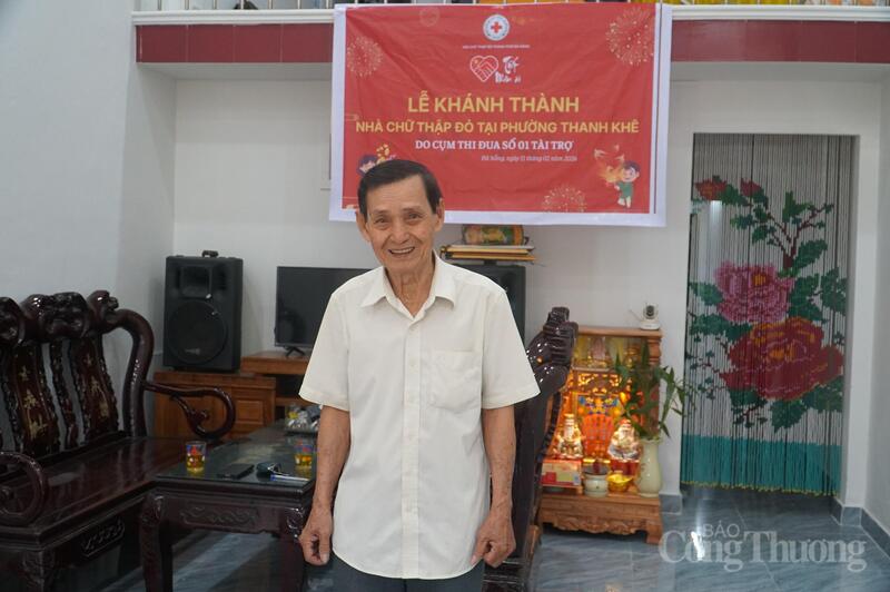 Ông Đỗ Tất Thiện rạng rỡ, phấn khởi trong ngày ngôi nhà được khánh thành