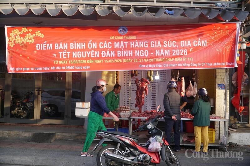 Tại điểm bán 186 Trần Cao Vân (phường Thanh Khê), từ sáng sớm, đã có đông người dân đến mua thịt các loại về gói bánh chưng, bánh tét, nấu mâm cúng cuối năm.