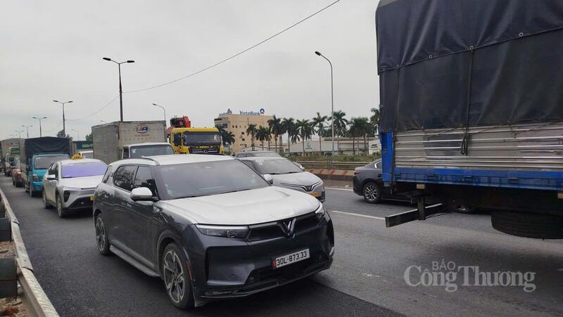 Đường Võ Văn Kiệt hướng đi Nội Bài, các phương tiện xếp kín 3 làn xe chạy, di chuyển chậm tại khu vực cầu vượt siêu thị Mê Linh Plaza.