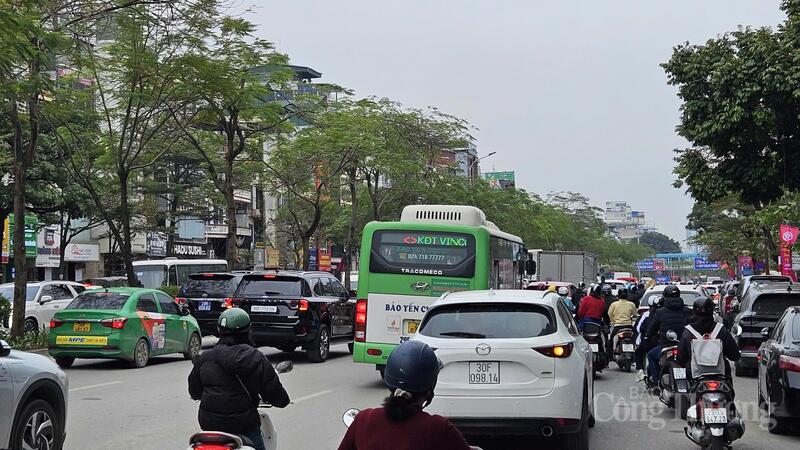 Các phương tiện nối đuôi nhau hướng đi ra cửa ngõ Thủ đô Hà Nội.