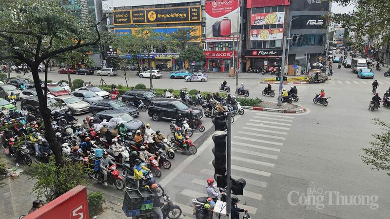 Đường Xã Đàn hướng đi Giải Phóng đã dần ken cứng các phương tiện.