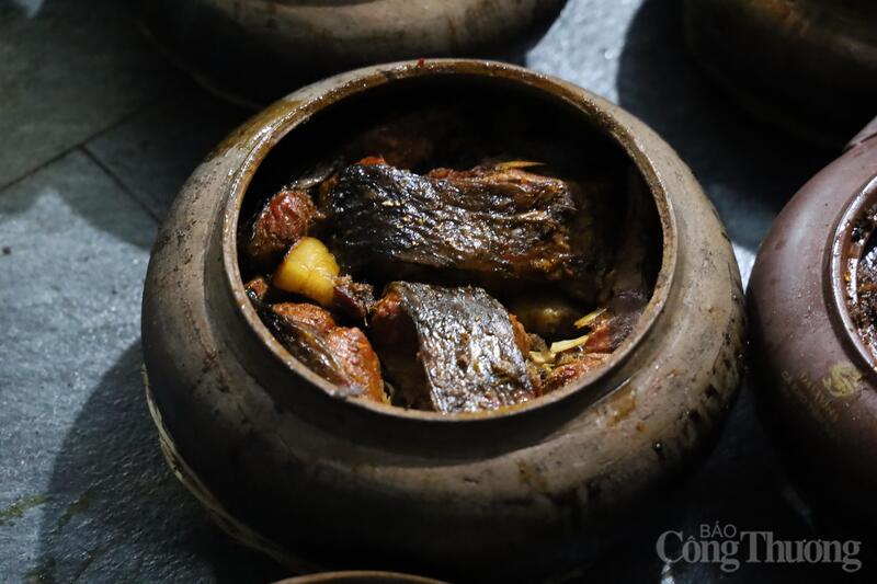 Một niêu cá kho Đại Hoàng hoàn chỉnh.