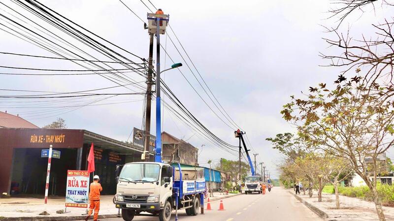 Đội Quản lý điện Quảng Ninh (tỉnh Quảng Trị) thực hiện hoán chuyển máy biến áp đảm bảo cấp điện ổn định cho khách hàng dịp Tết.