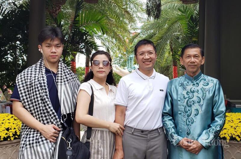 Chị Đặng Thị Thanh Xuân cùng gia đình tham quan, trải nghiệm không gian rực rỡ sắc xuân tại vườn hoa.
