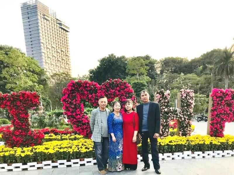 Đông đảo nhân dân và du khách chụp những tấm ảnh lưu niệm gia đình ghi lại dấu ấn đón xuân năm 2026 tại các tuyến phố trung tâm Hải Phòng.
